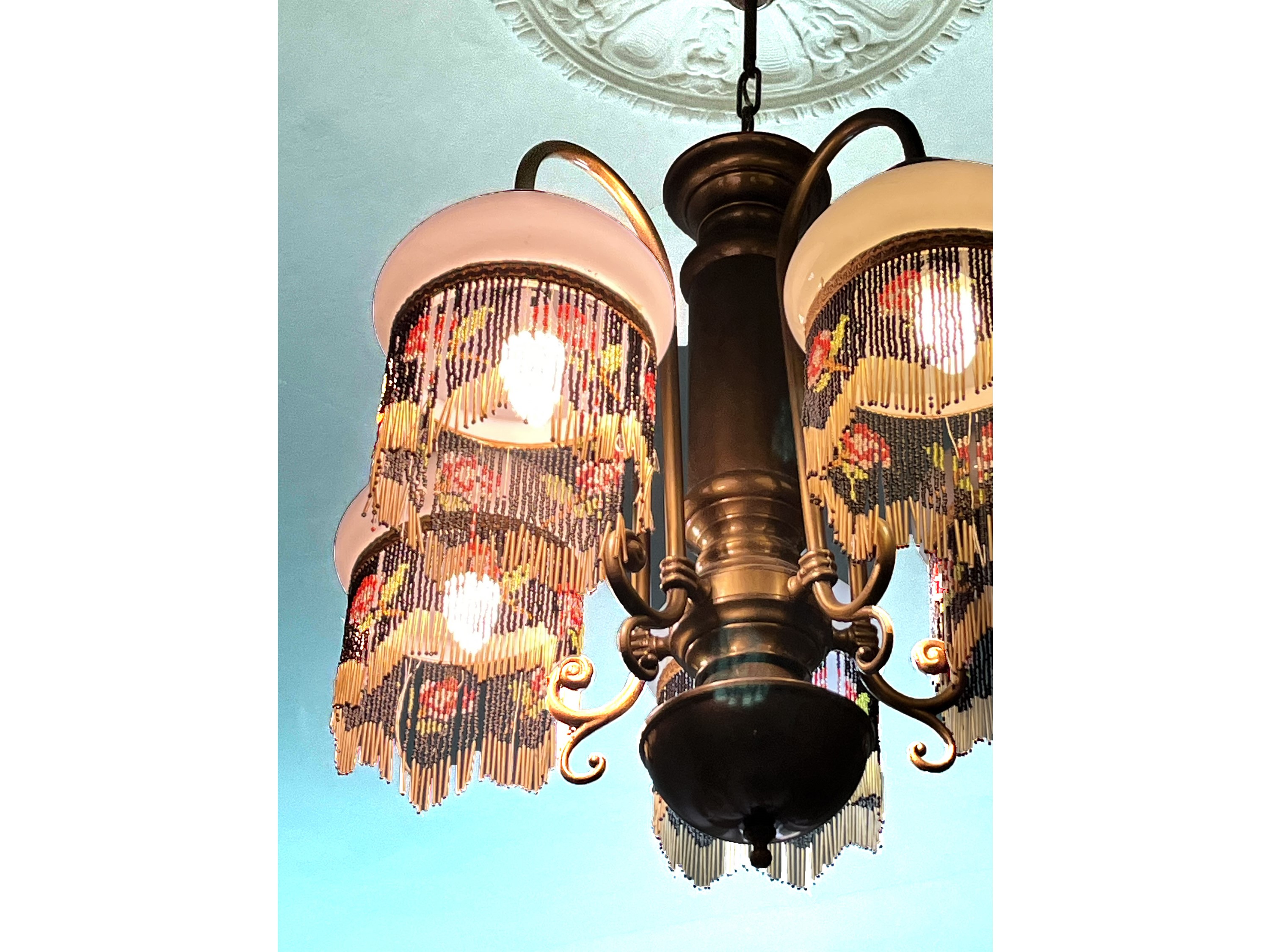 Lampadario a gas in ottone, inizi XX secolo, sei bracci con bobeche in vetro opalino