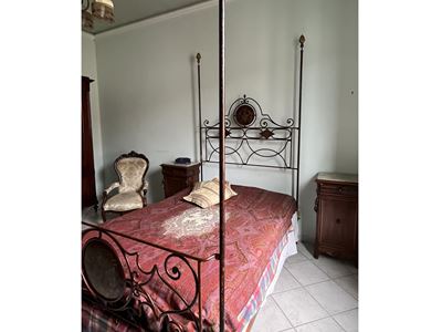 Letto a baldacchino, ferro tinto rosso scuro e dettagli in oro