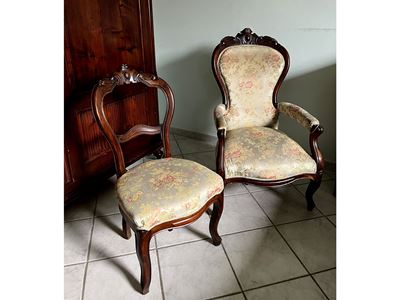 Poltroncina e coppia di sedie en pendant, legno di noce, metà XIX secolo