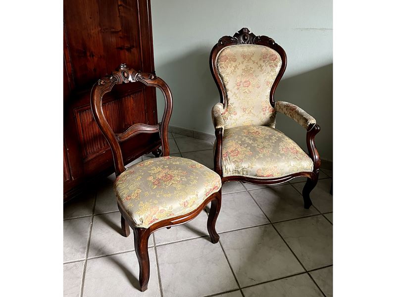 Poltroncina e coppia di sedie en pendant, legno di noce, metà XIX secolo