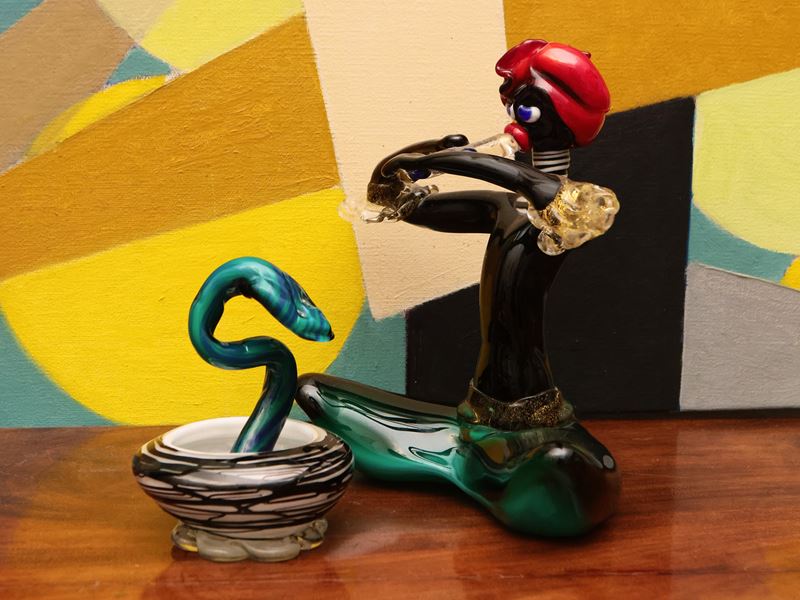 Incantatore di serpenti, scultura in vetro di Murano