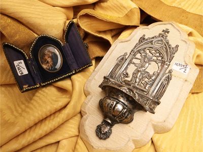 Lotto di curiosità devozionali, Acquasantiera in argento e miniatura da viaggio in custodia in pe...
