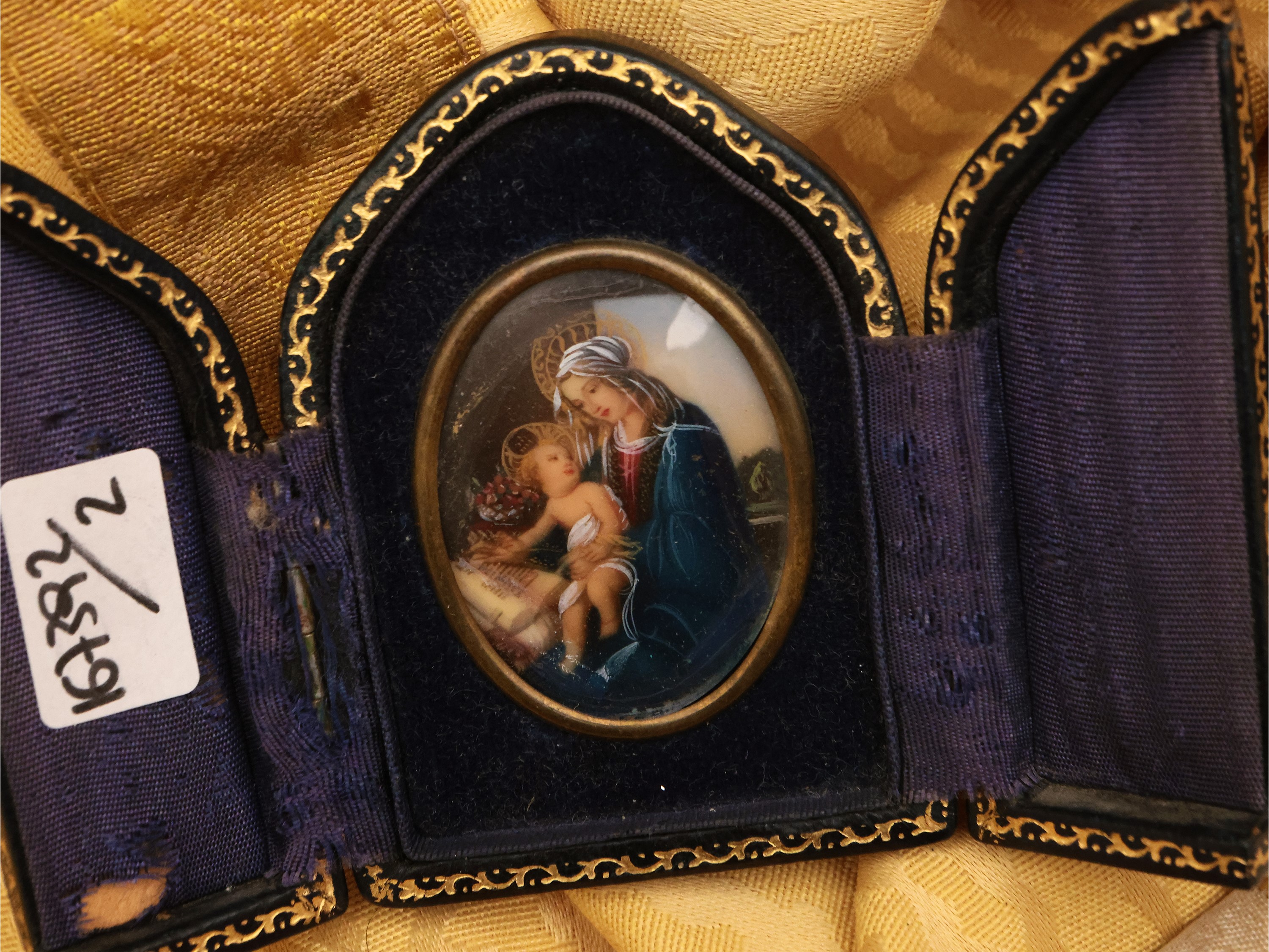 Lotto di curiosità devozionali, Acquasantiera in argento e miniatura da viaggio in custodia in pe...