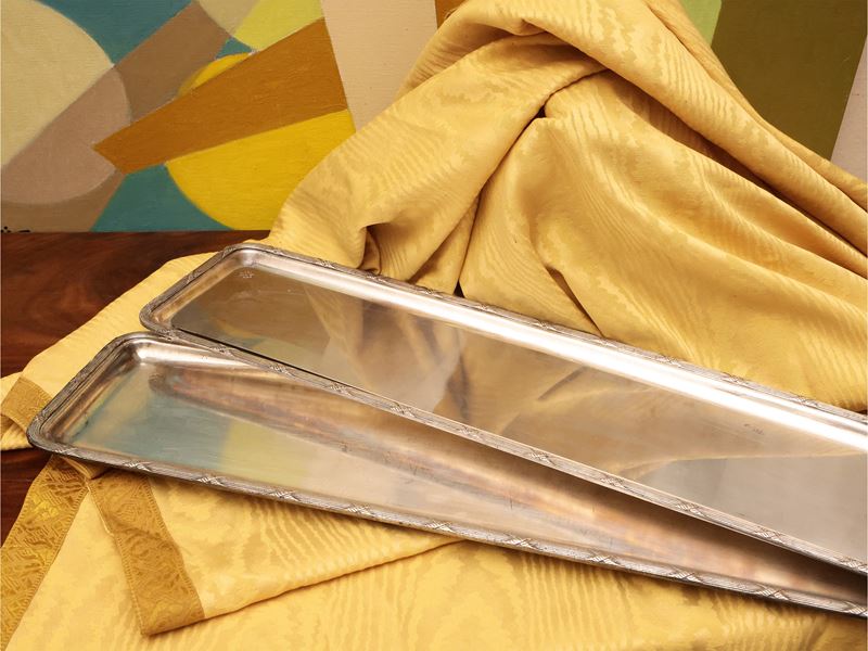 Coppia di vassoi in metallo argentato, Hotel Plaza Athenee Paris, cm 16x65