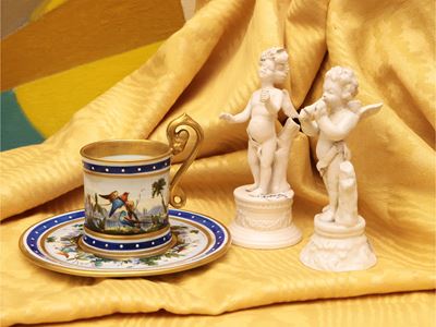 Porcellana di Capodimonte, Lotto di tazzina e amorini decorativi
