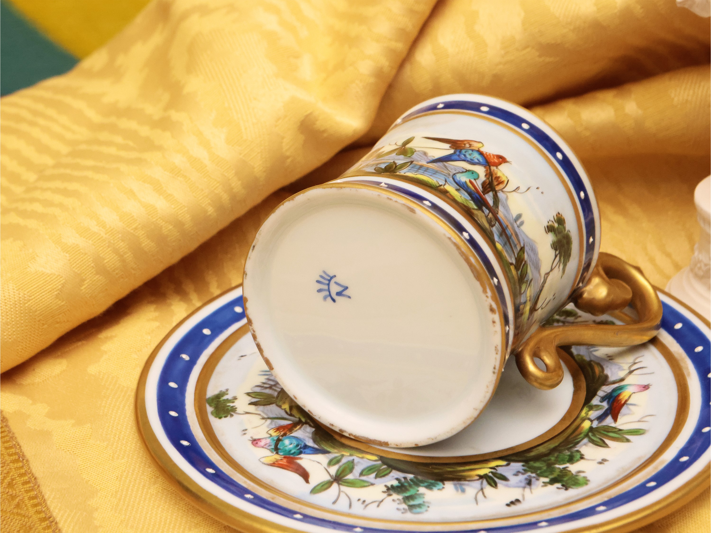 Porcellana di Capodimonte, Lotto di tazzina e amorini decorativi