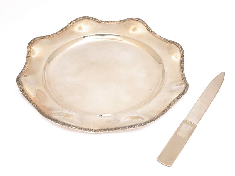 Vassoietto svuotatasche in argento, forma circolare con bordo mosso cesellato