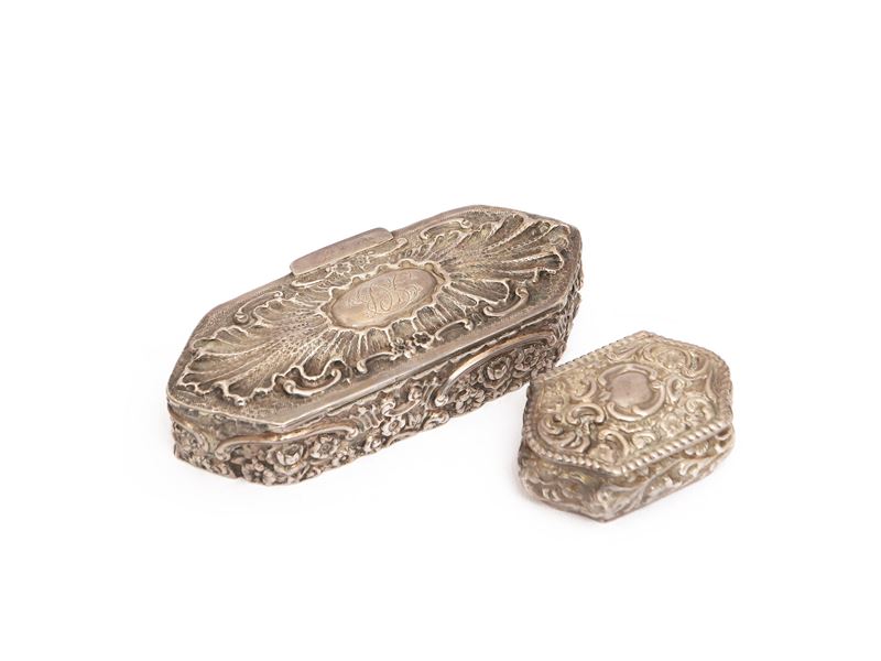 Due tabacchiere da collezione, argento sbalzato, Birmingham 1896 e 1901