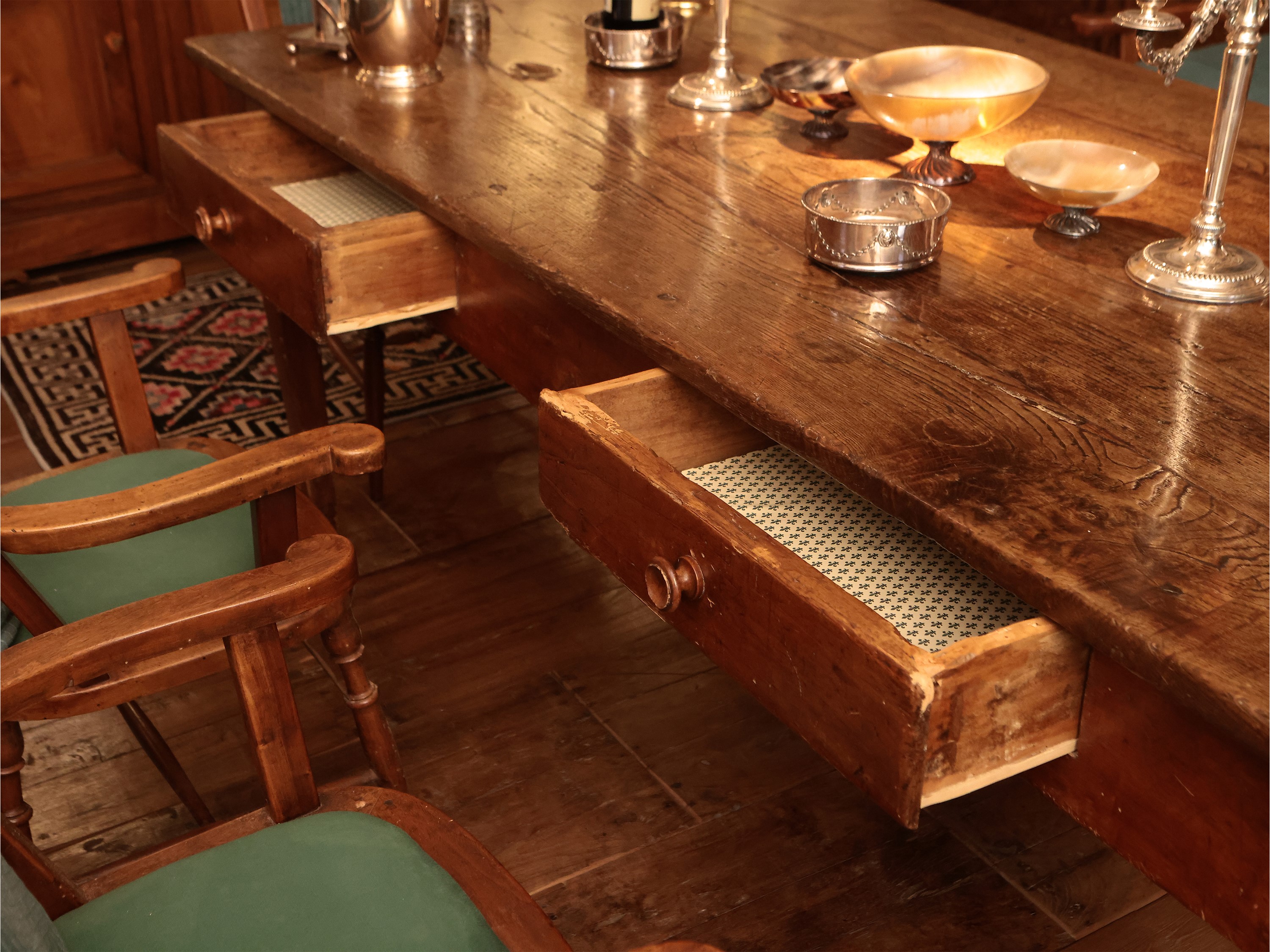 Tavolo da biblioteca o da pranzo, fine XVIII secolo, castagno ed altre essenze