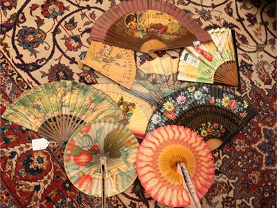 Collezione di nove ventagli d'epoca, include ventagli pubblicitari e orientali