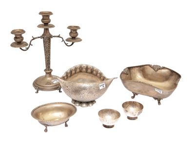 Lotto di argenteria del XX secolo, composto da candelabro e accessori per la tavola
