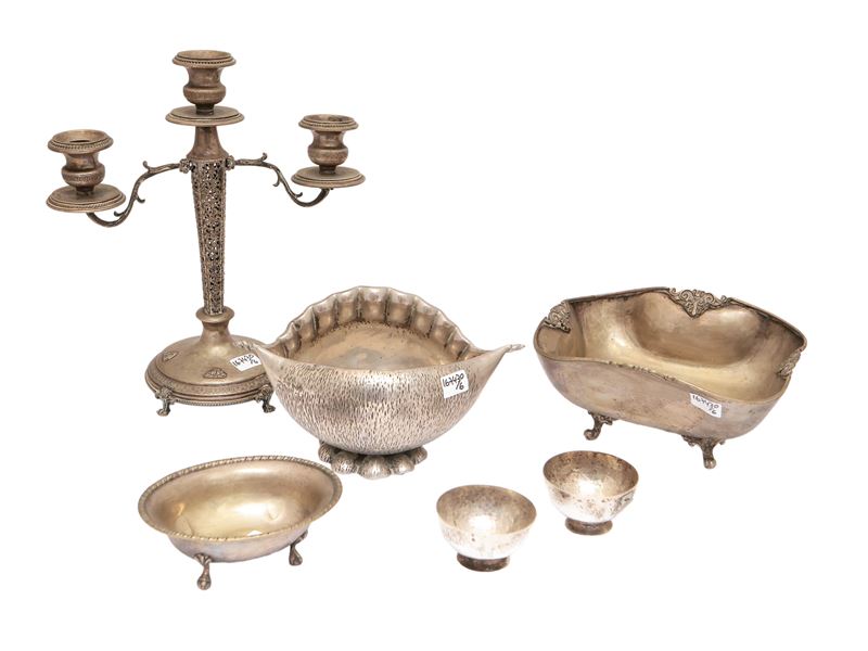 Lotto di argenteria del XX secolo, composto da candelabro e accessori per la tavola