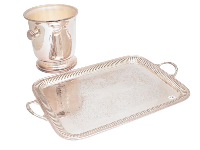 Set da champagne in metallo argentato, composto da rinfrescatoio e vassoio cesellato