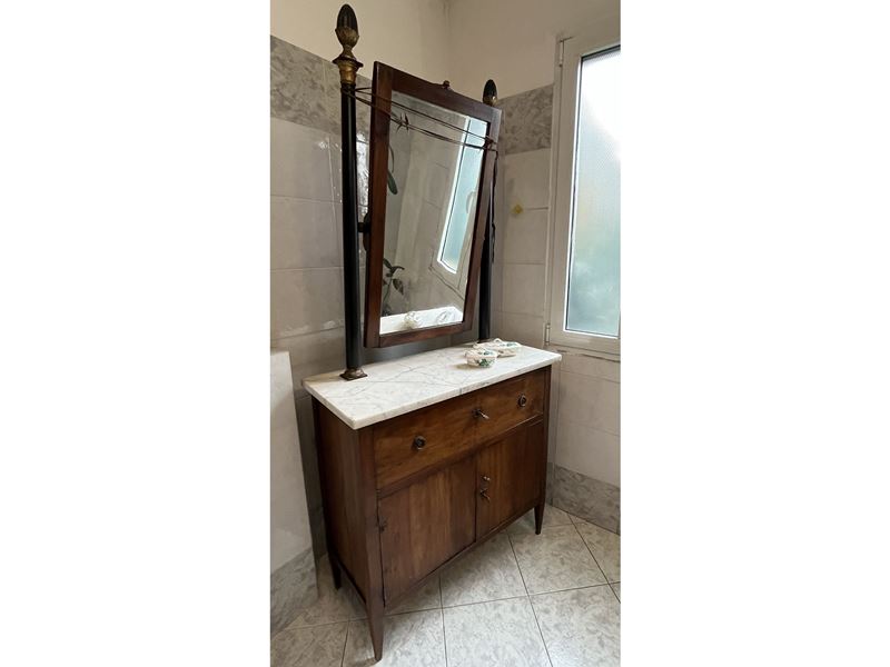 Mobile da toilette in ciliegio con specchiera a psiche, inizio XIX secolo
