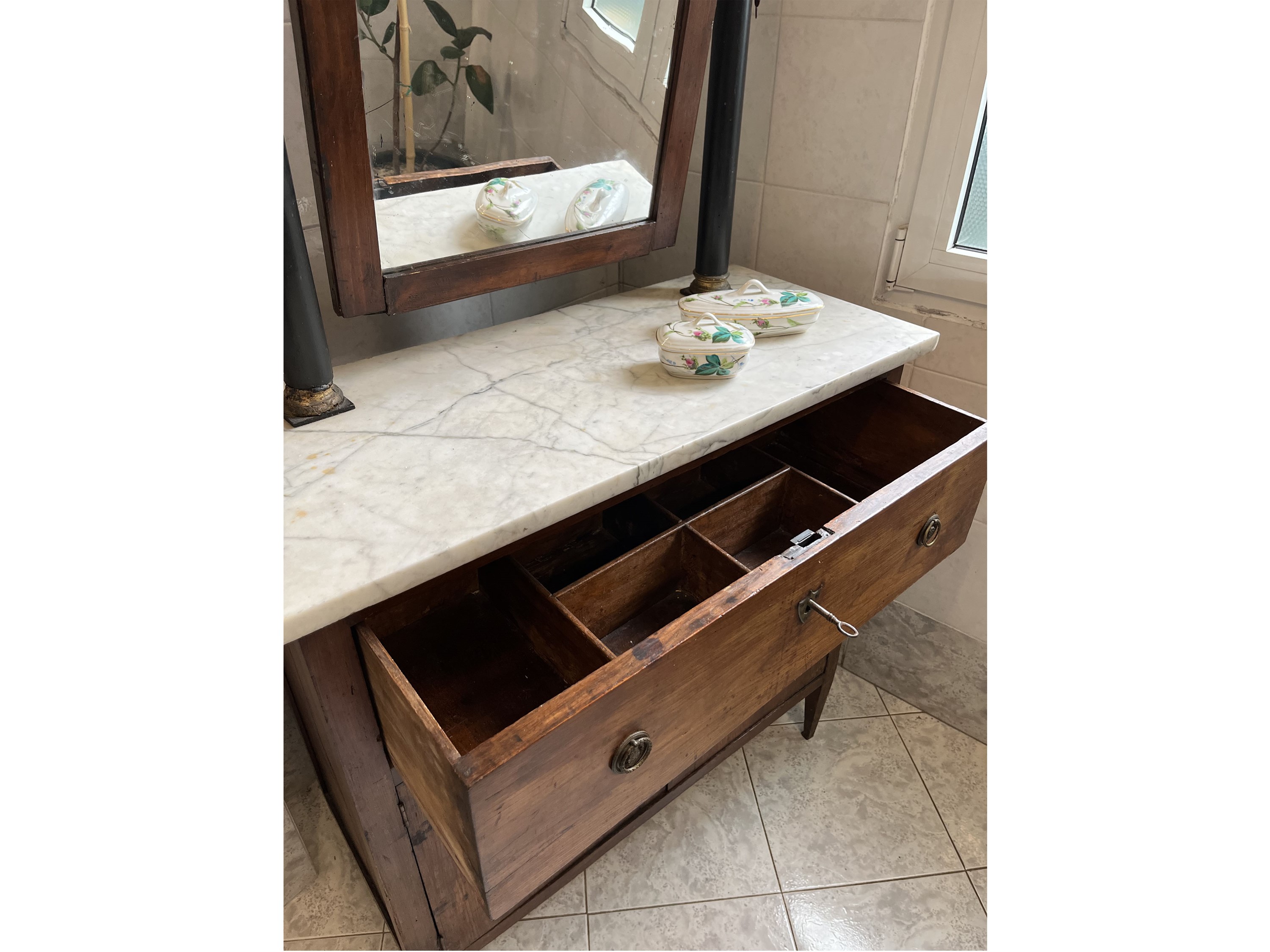Mobile da toilette in ciliegio con specchiera a psiche, inizio XIX secolo