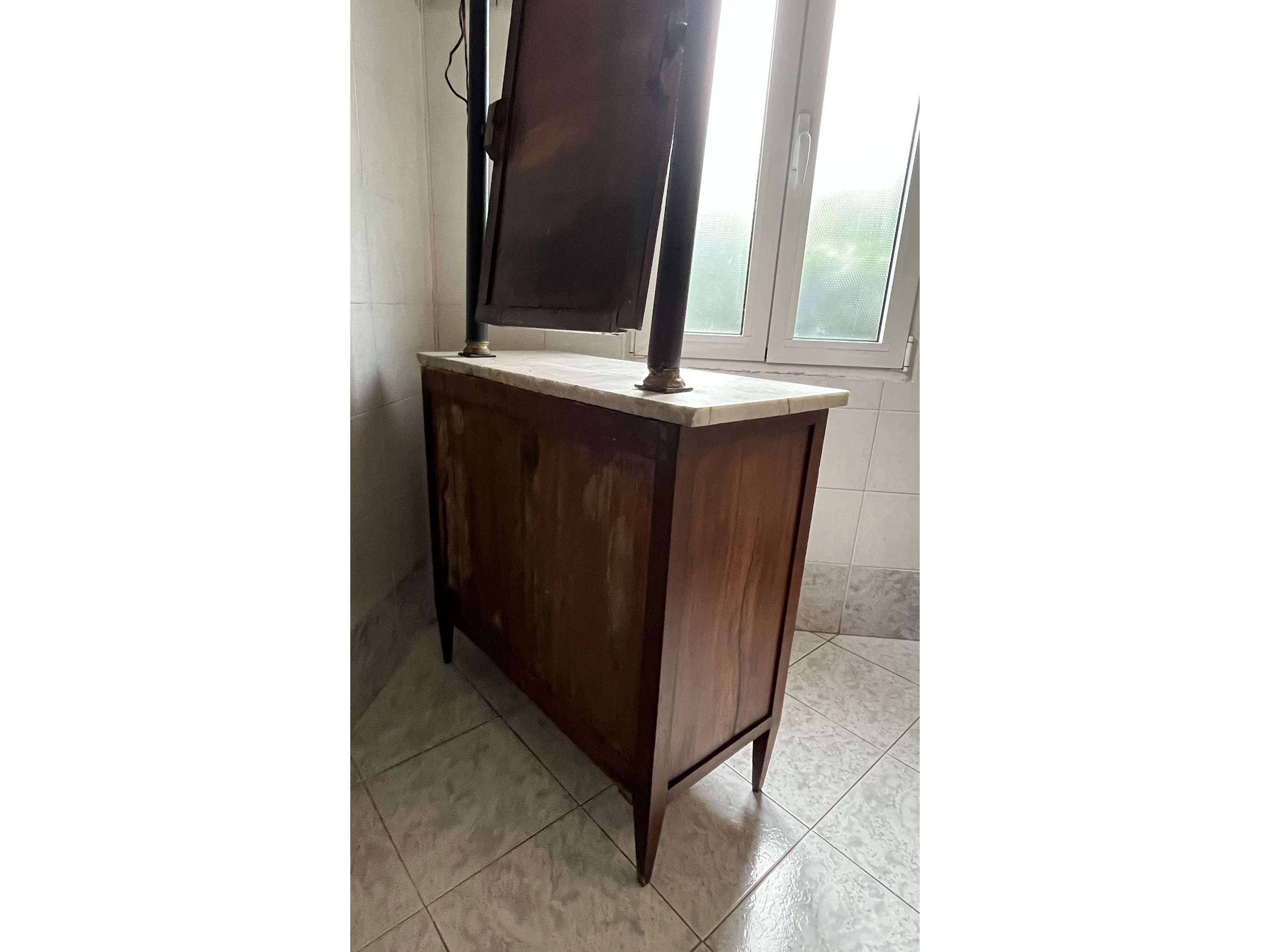 Mobile da toilette in ciliegio con specchiera a psiche, inizio XIX secolo
