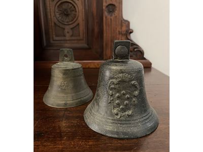 Campane in bronzo, XVII/XVIII secolo, una con stemma mediceo