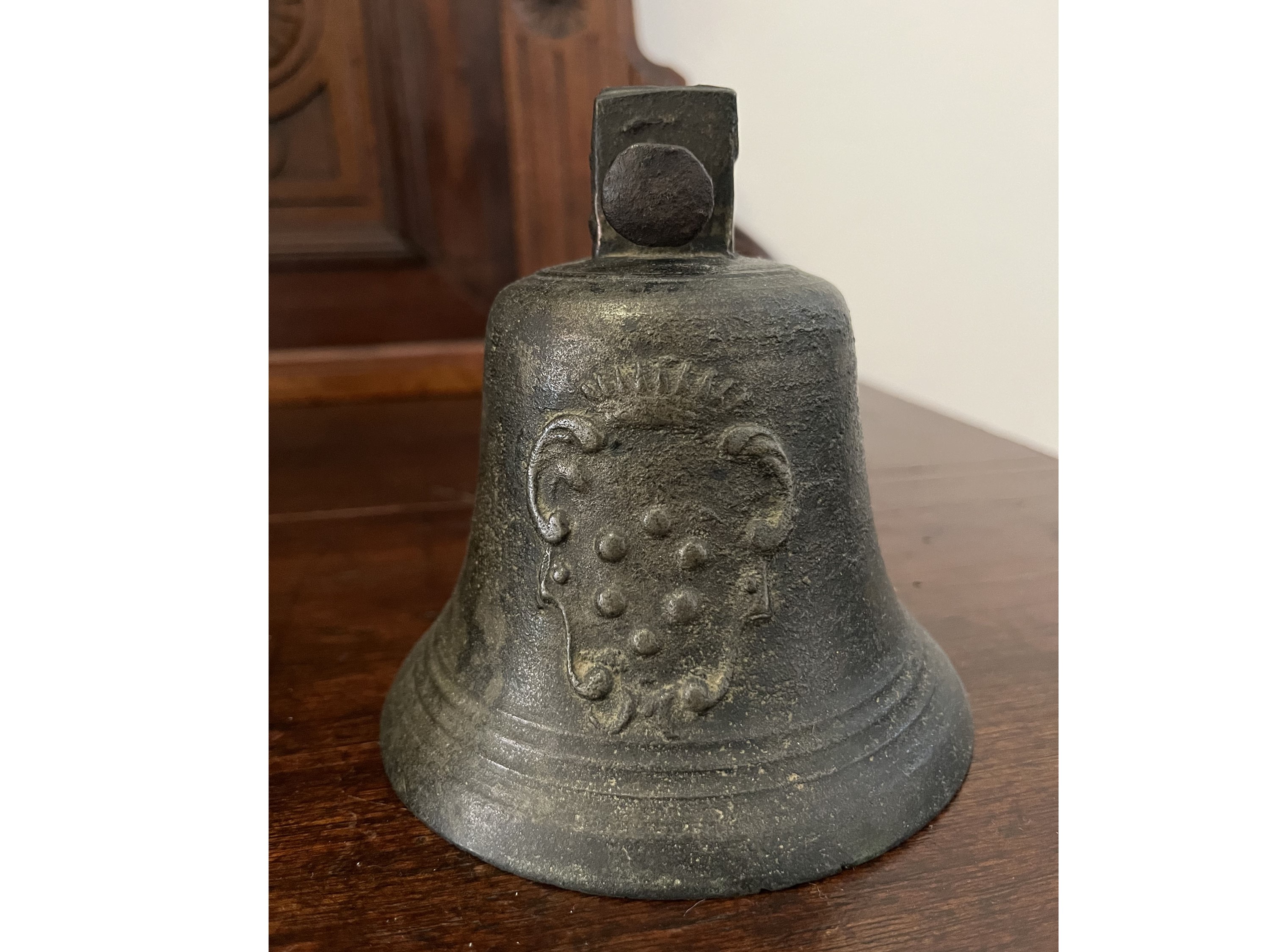 Campane in bronzo, XVII/XVIII secolo, una con stemma mediceo