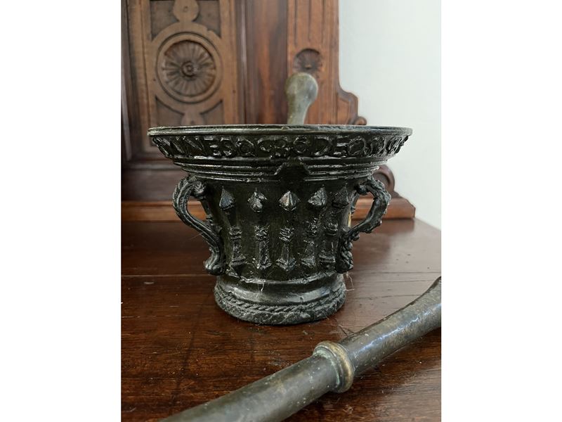 Mortaio in bronzo, XVII secolo con iscrizione latina