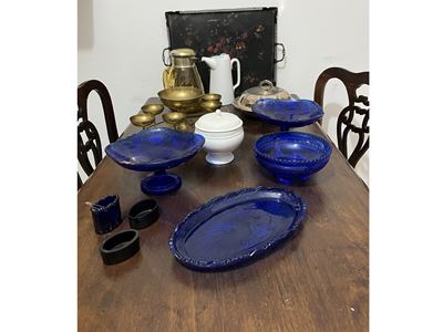 Assortimento di accessori d'epoca, XIX/XX secolo, vassoi in porcellana e vetro pressato