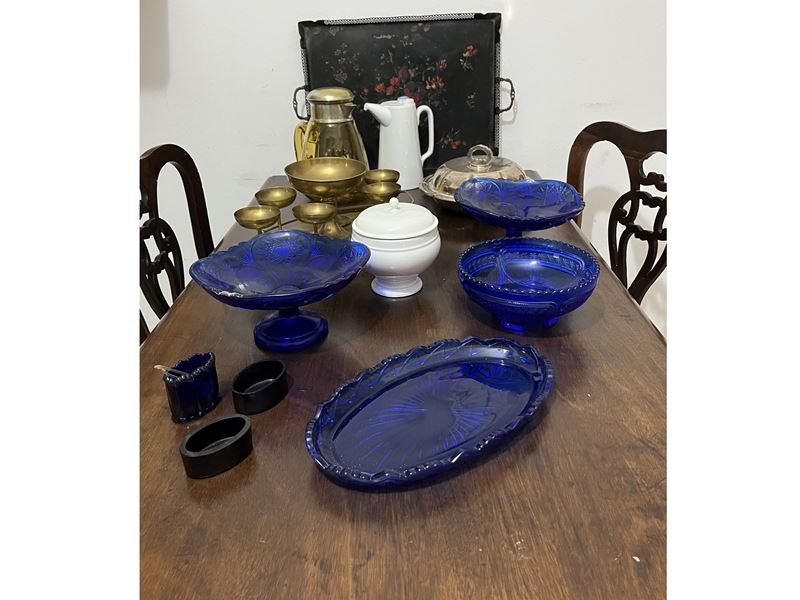 Assortimento di accessori d'epoca, XIX/XX secolo, vassoi in porcellana e vetro pressato