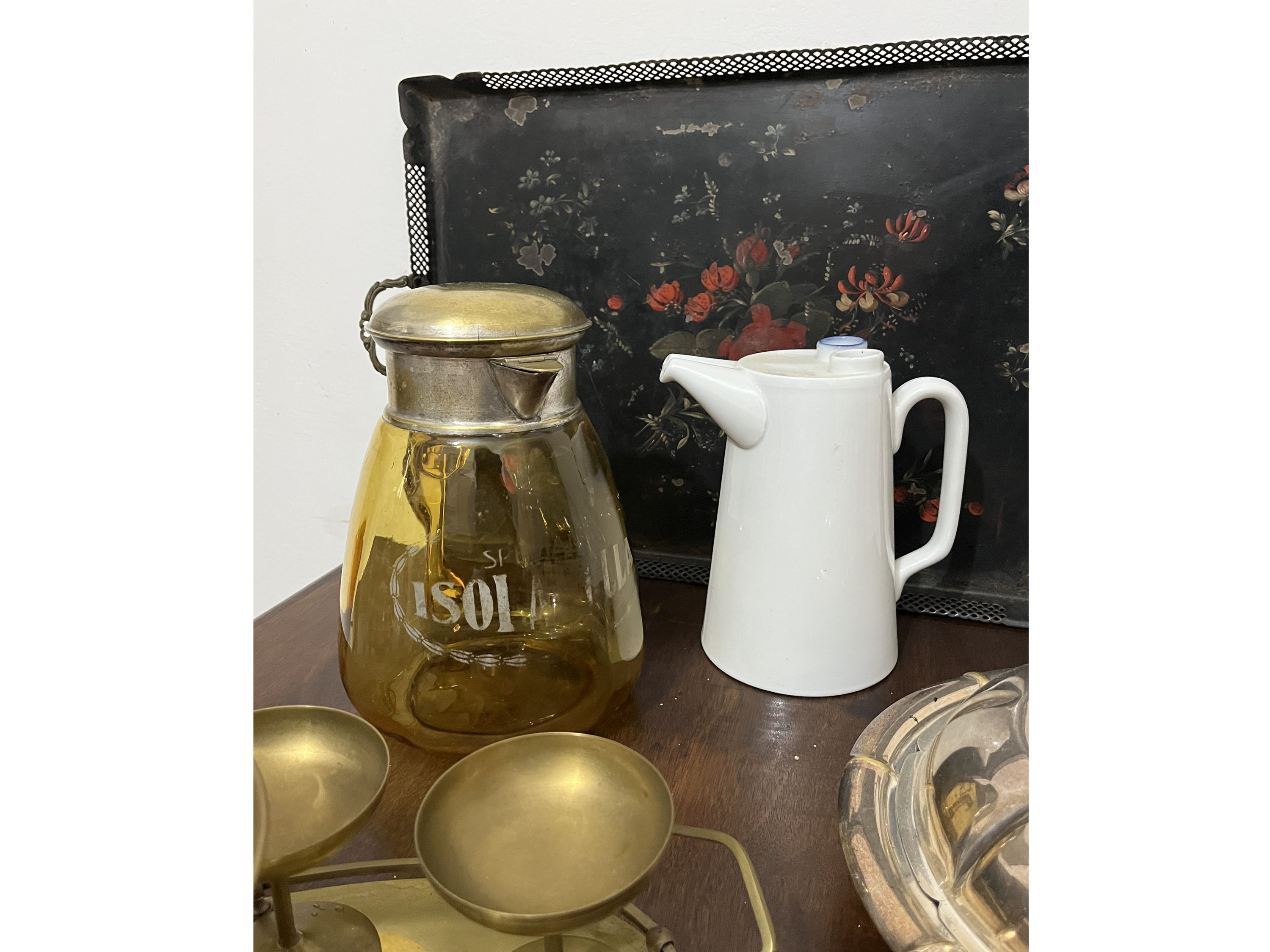 Assortimento di accessori d'epoca, XIX/XX secolo, vassoi in porcellana e vetro pressato