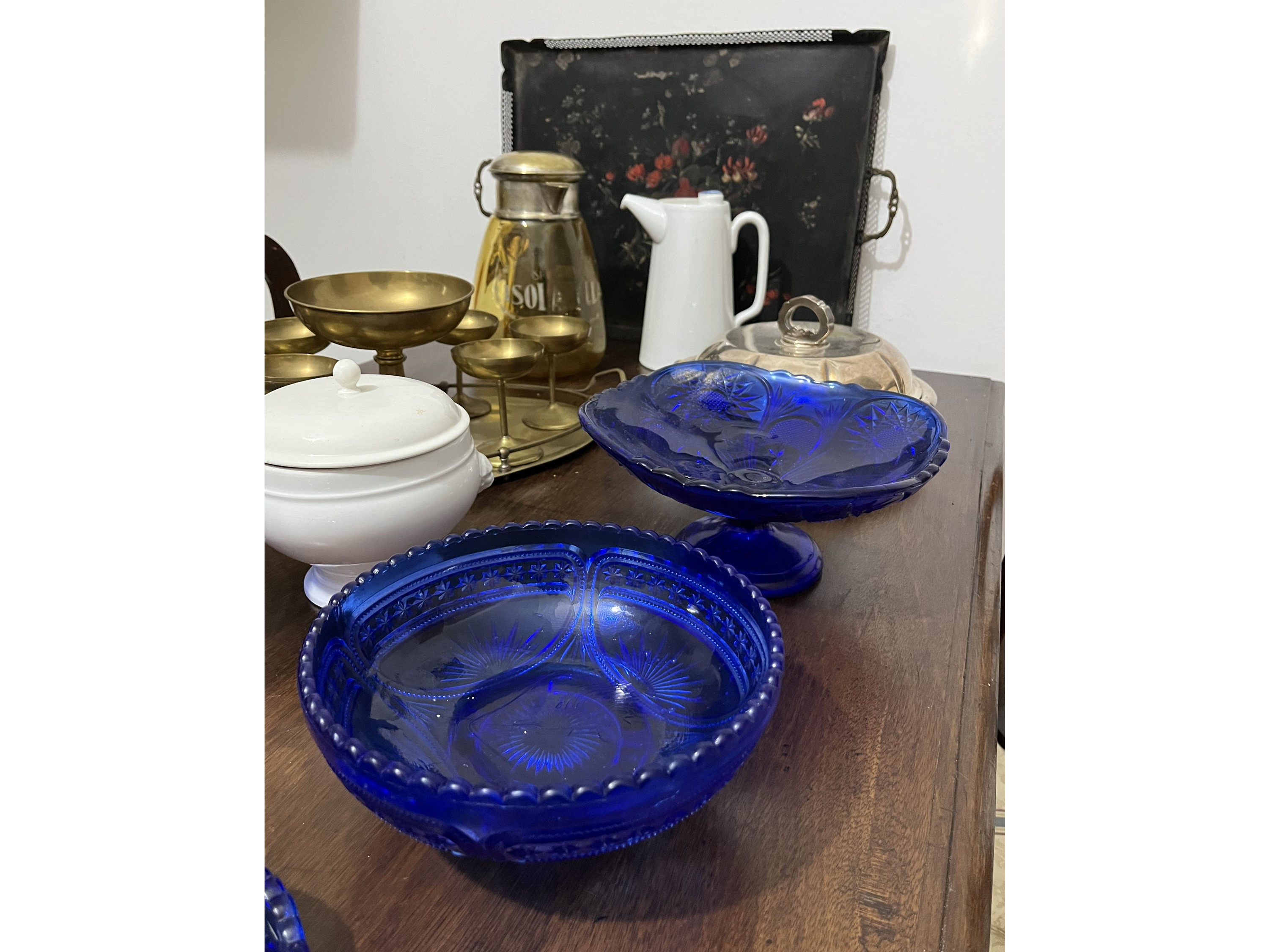 Assortimento di accessori d'epoca, XIX/XX secolo, vassoi in porcellana e vetro pressato