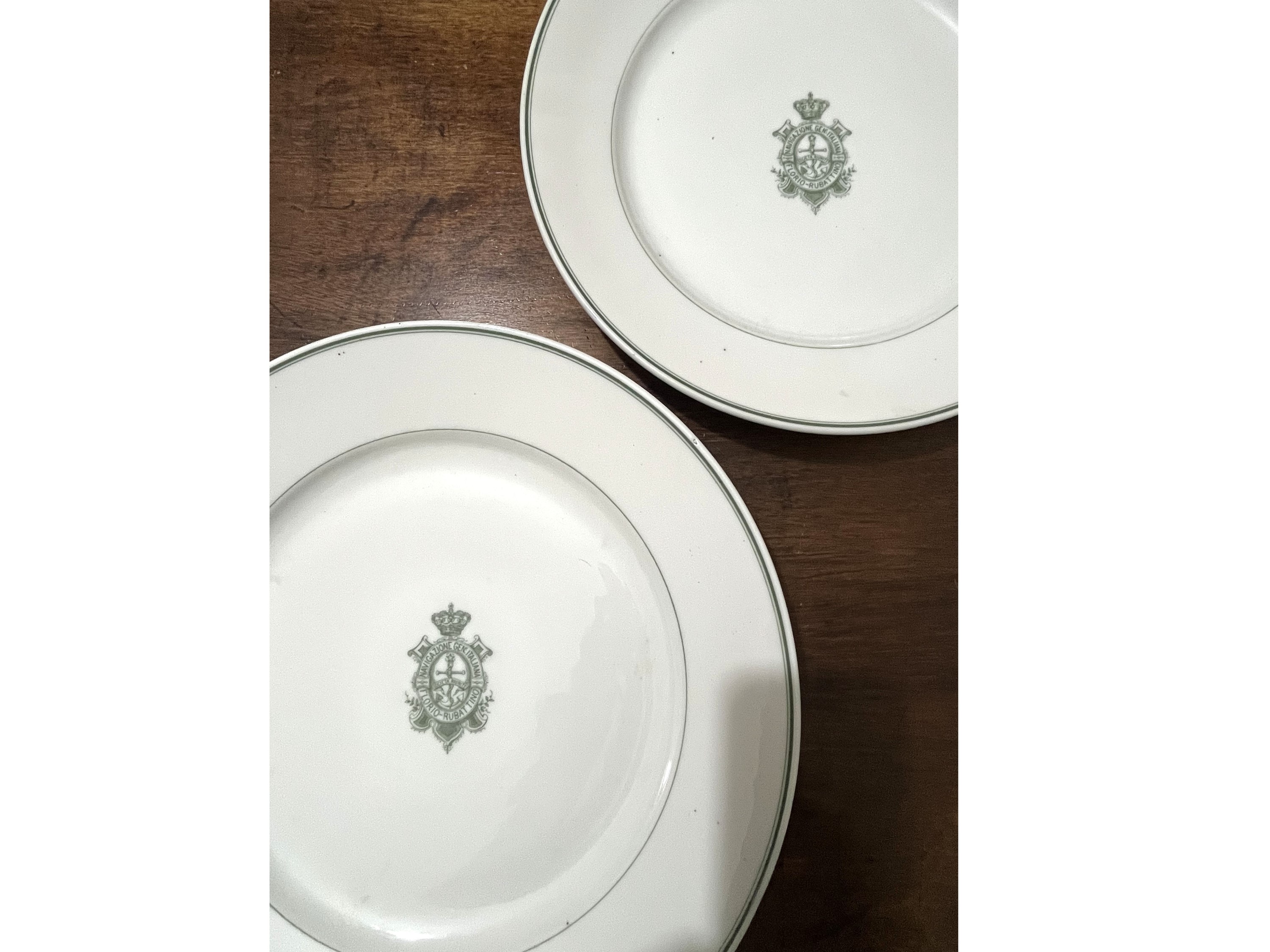 Assortimento di accessori d'epoca, XIX/XX secolo, vassoi in porcellana e vetro pressato