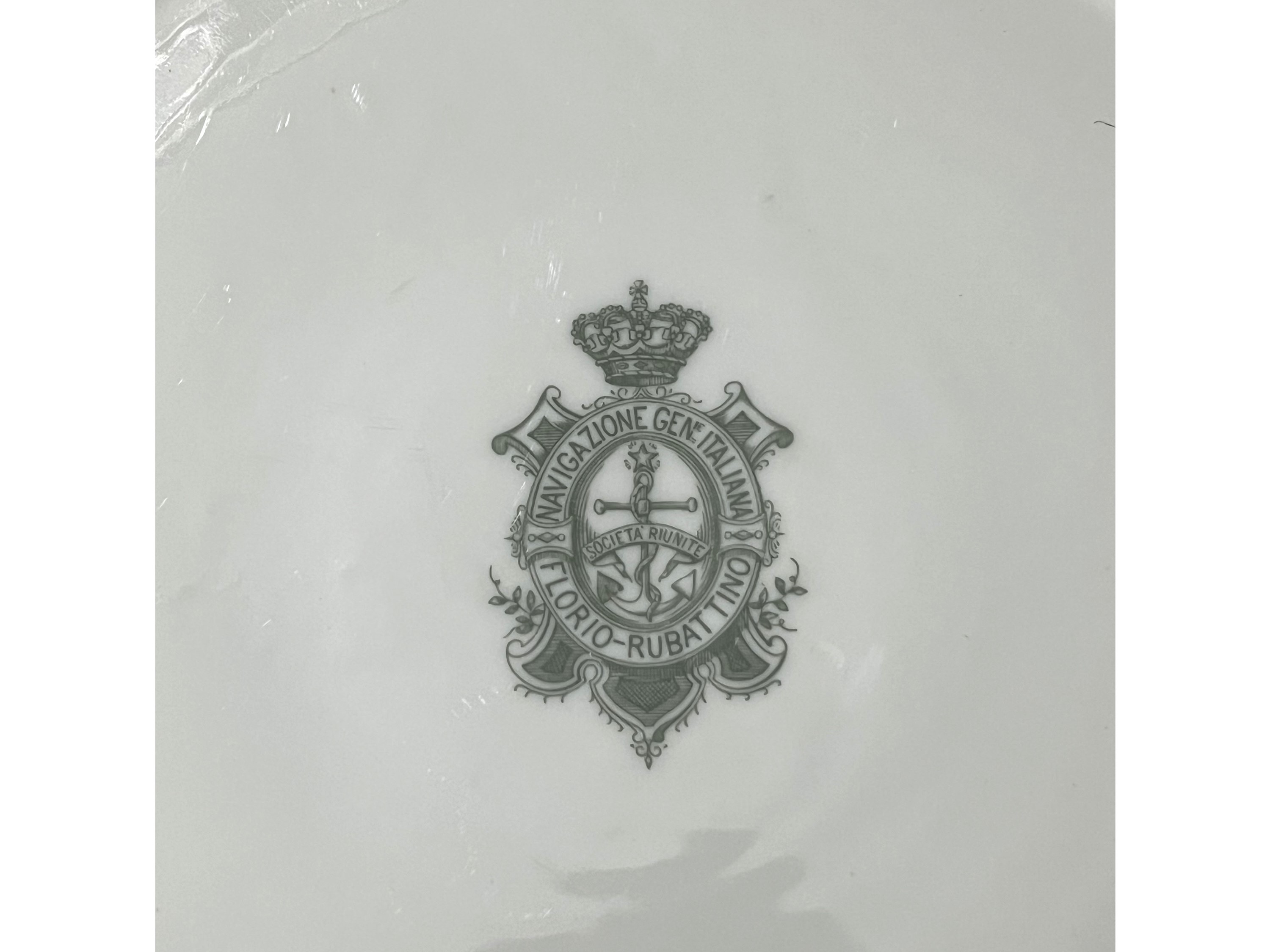 Assortimento di accessori d'epoca, XIX/XX secolo, vassoi in porcellana e vetro pressato