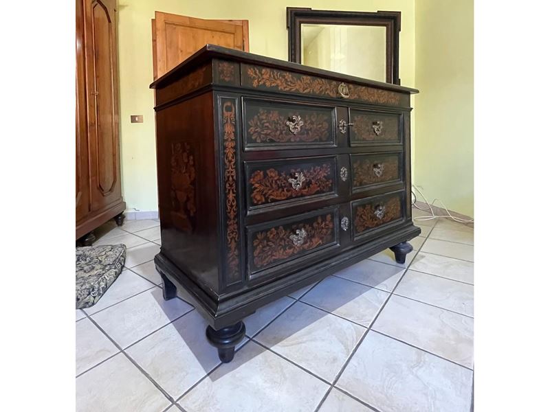 Cassettone in noce, intarsio di legni di frutto, Firenze, fine XVII secolo