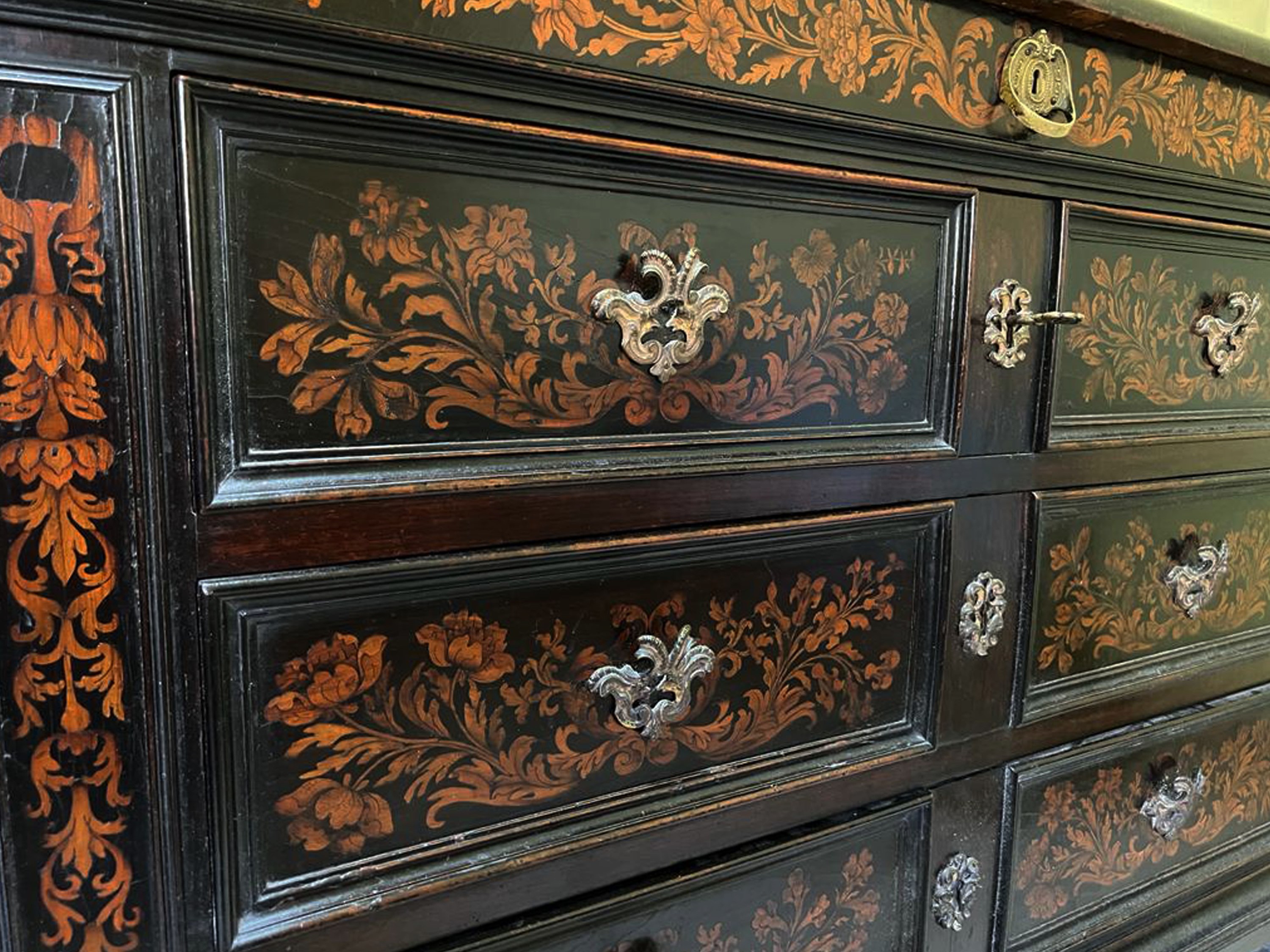 Cassettone in noce, intarsio di legni di frutto, Firenze, fine XVII secolo
