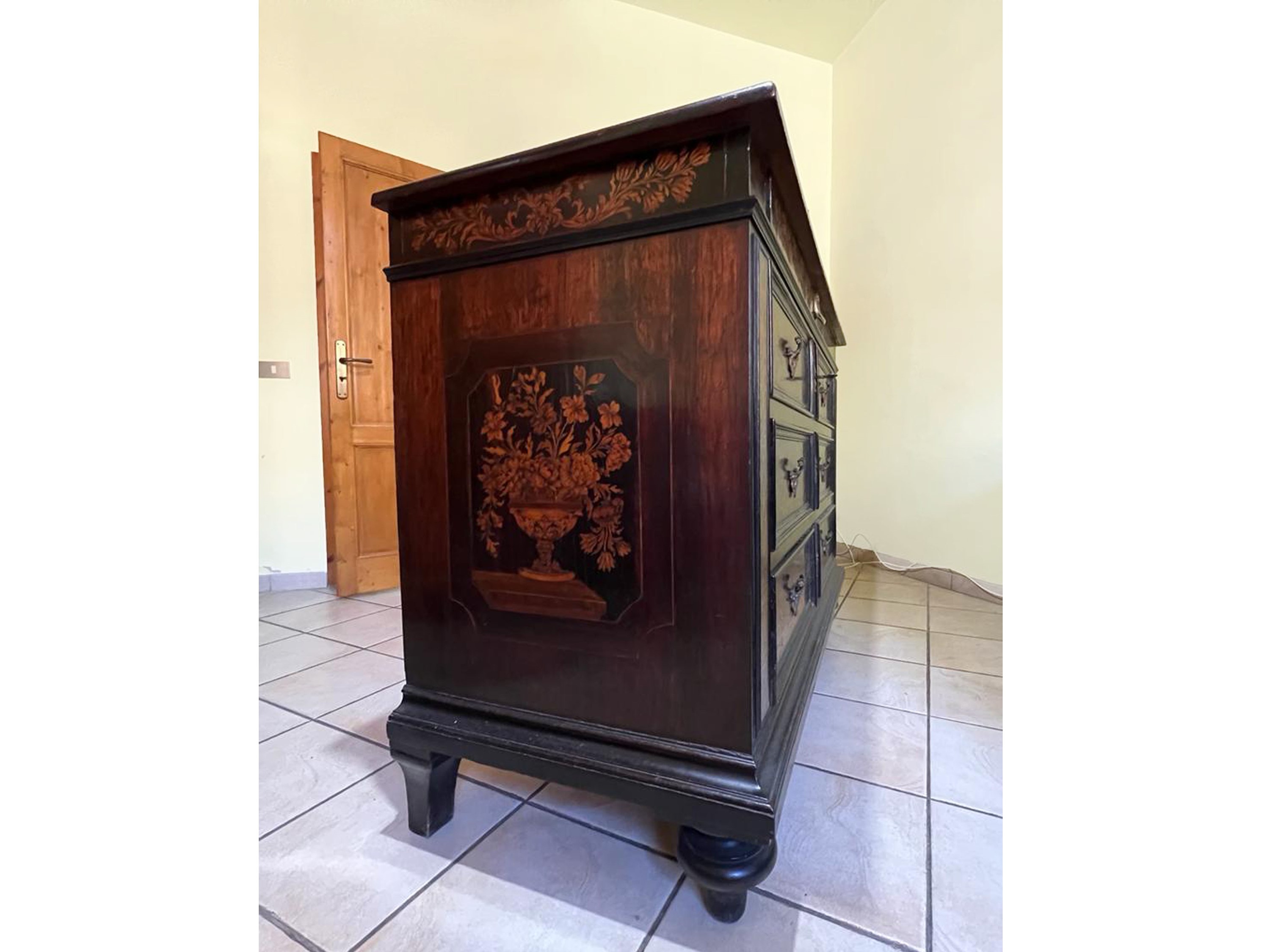 Cassettone in noce, intarsio di legni di frutto, Firenze, fine XVII secolo