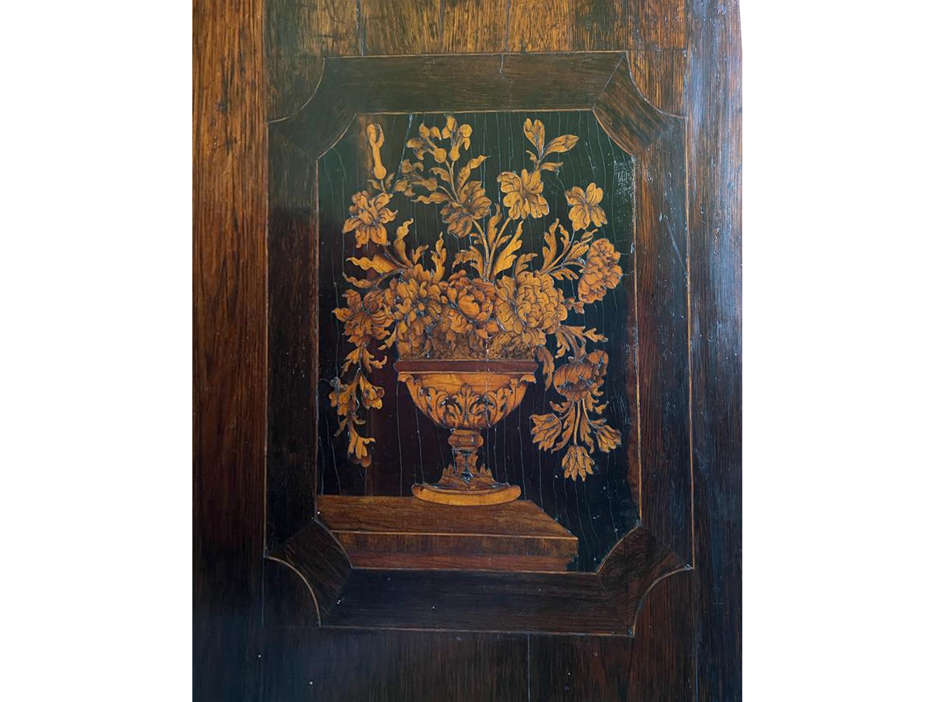 Cassettone in noce, intarsio di legni di frutto, Firenze, fine XVII secolo