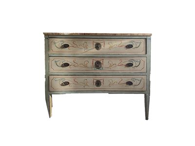 Cassettone in legno laccato, fine XVIII secolo, con piano ad imitazione del marmo