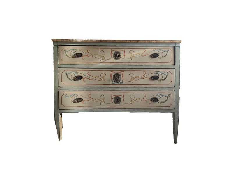 Cassettone in legno laccato, fine XVIII secolo, con piano ad imitazione del marmo
