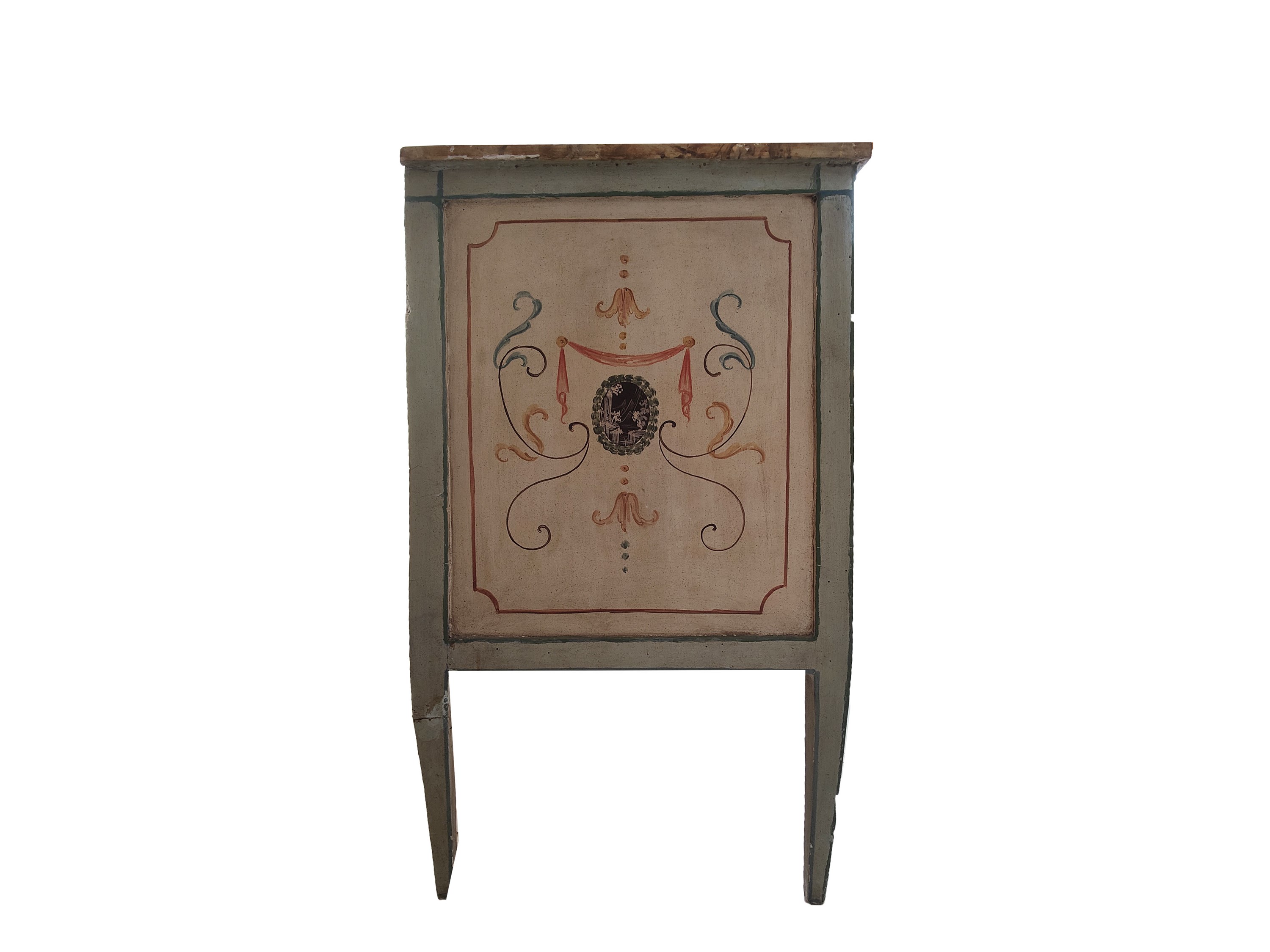Cassettone in legno laccato, fine XVIII secolo, con piano ad imitazione del marmo
