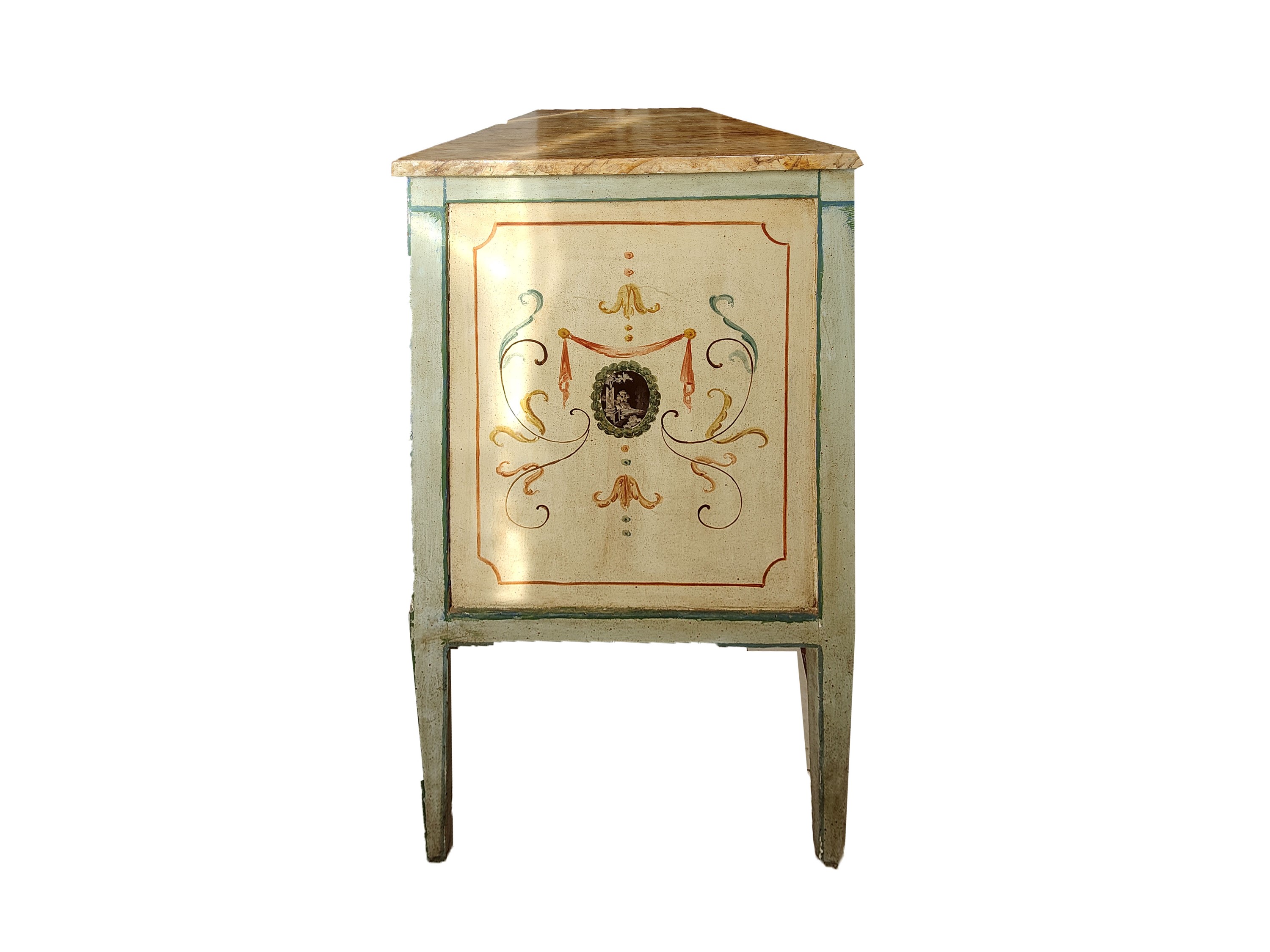 Cassettone in legno laccato, fine XVIII secolo, con piano ad imitazione del marmo