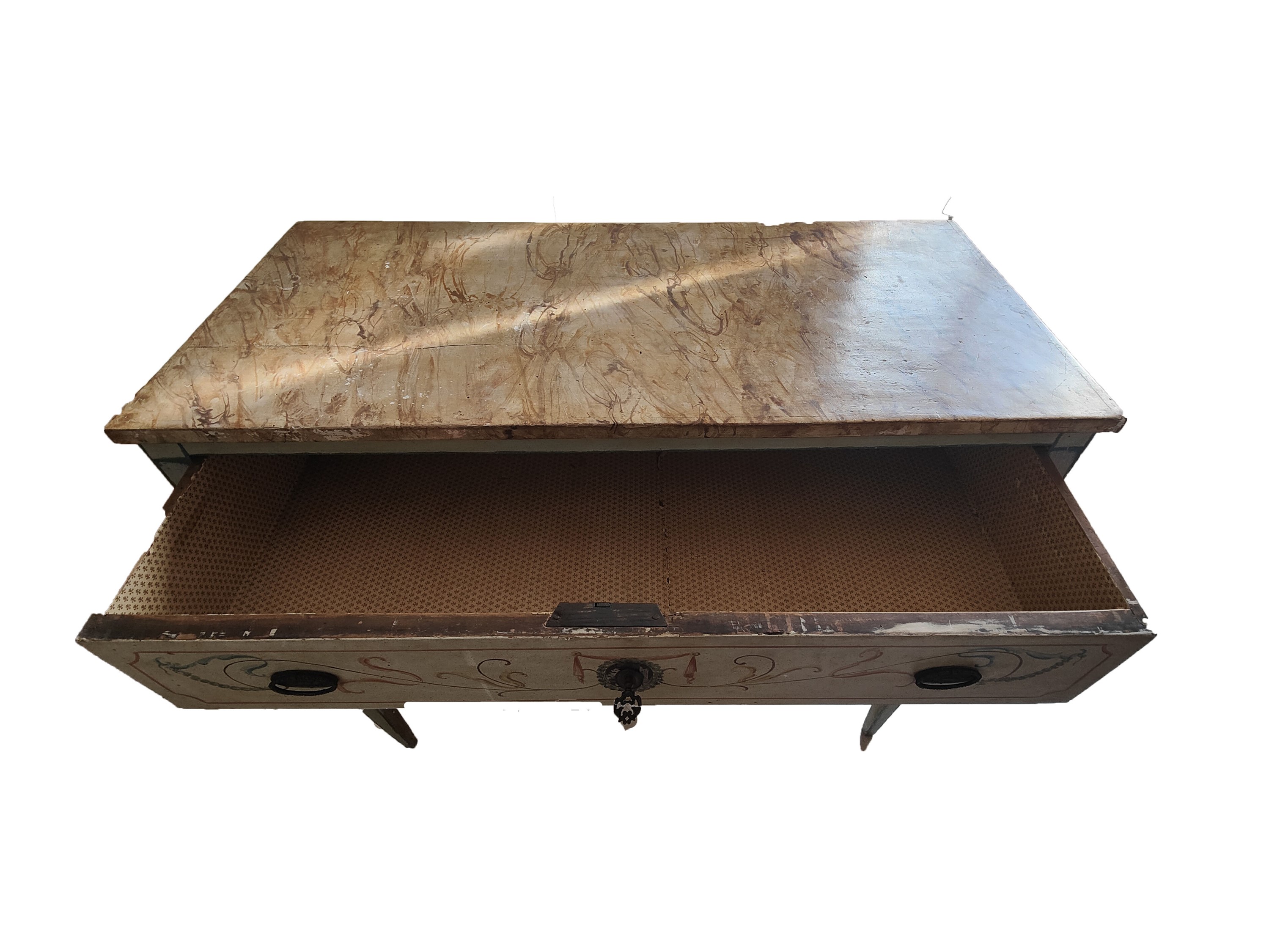 Cassettone in legno laccato, fine XVIII secolo, con piano ad imitazione del marmo