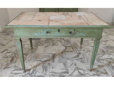 Tavolo in legno laccato verde salvia, XVIII secolo con piano in marmo rosa