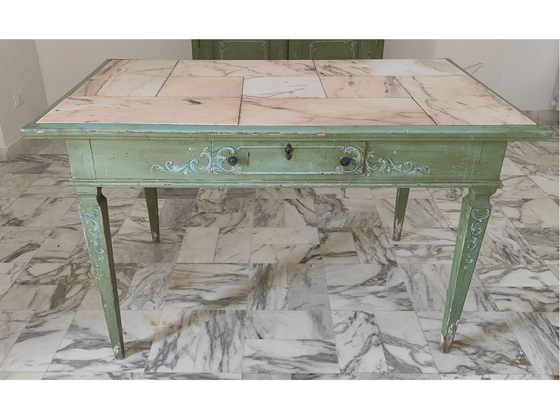 Tavolo in legno laccato verde salvia, XVIII secolo con piano in marmo rosa