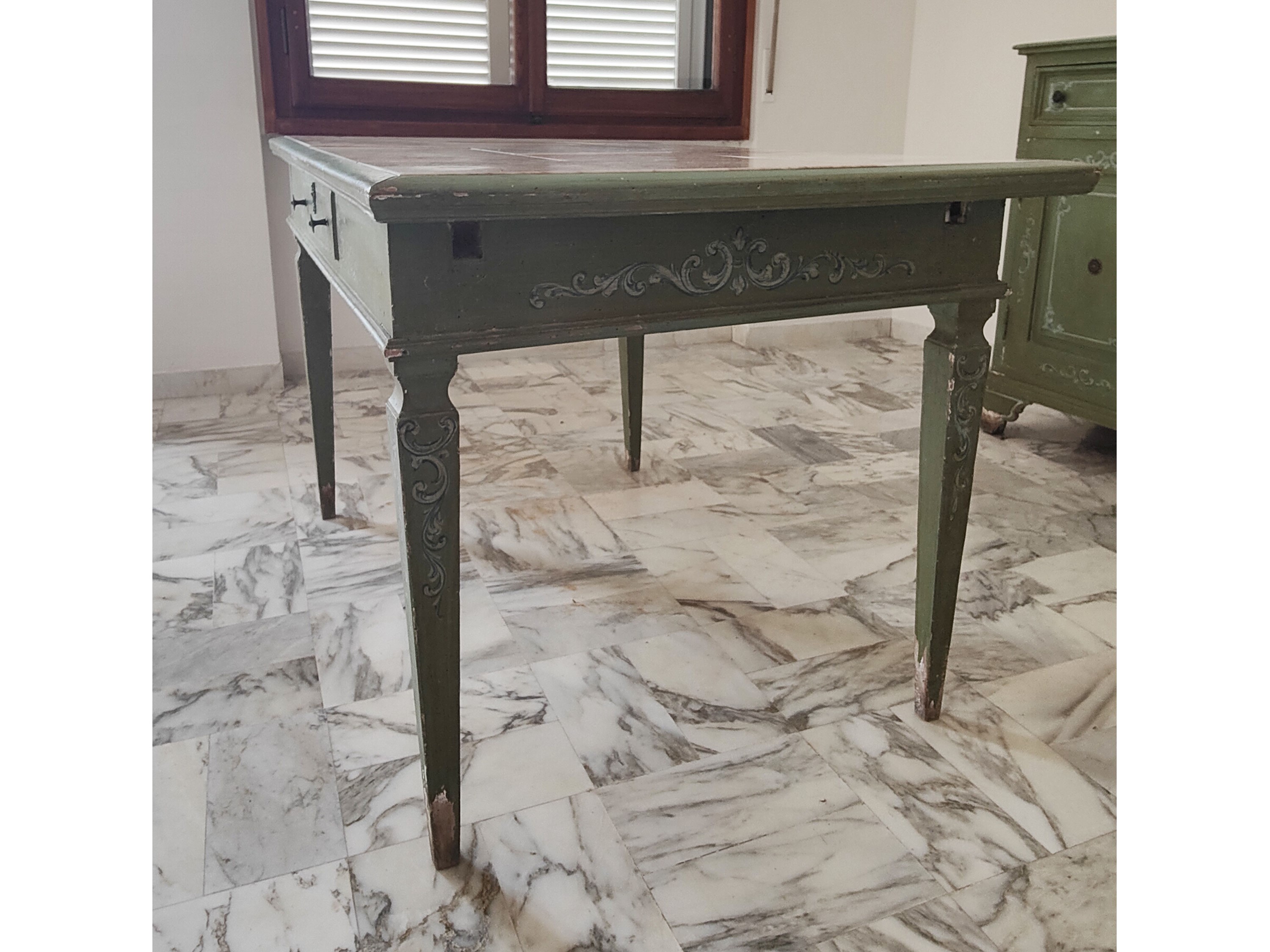 Tavolo in legno laccato verde salvia, XVIII secolo con piano in marmo rosa