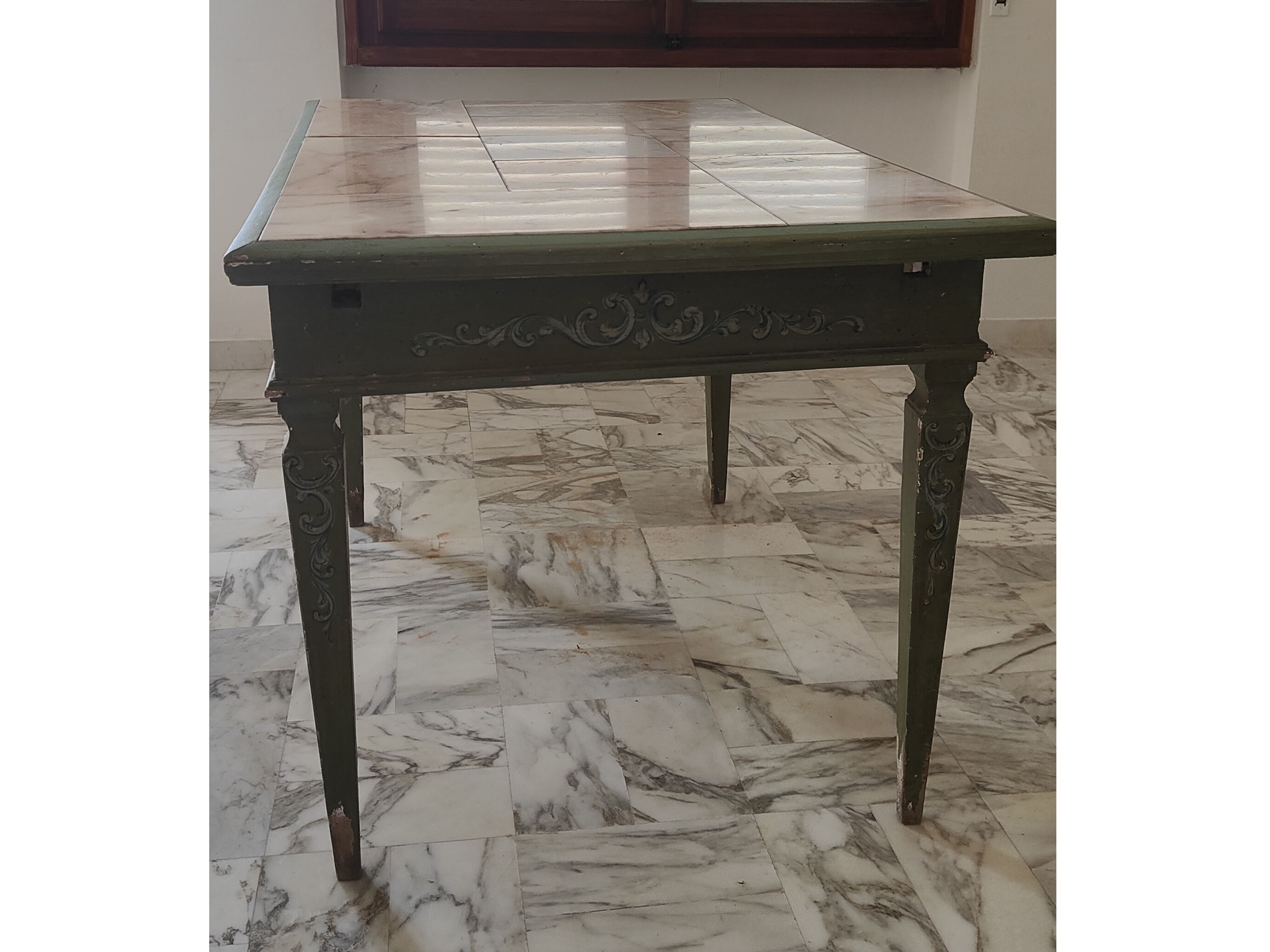 Tavolo in legno laccato verde salvia, XVIII secolo con piano in marmo rosa
