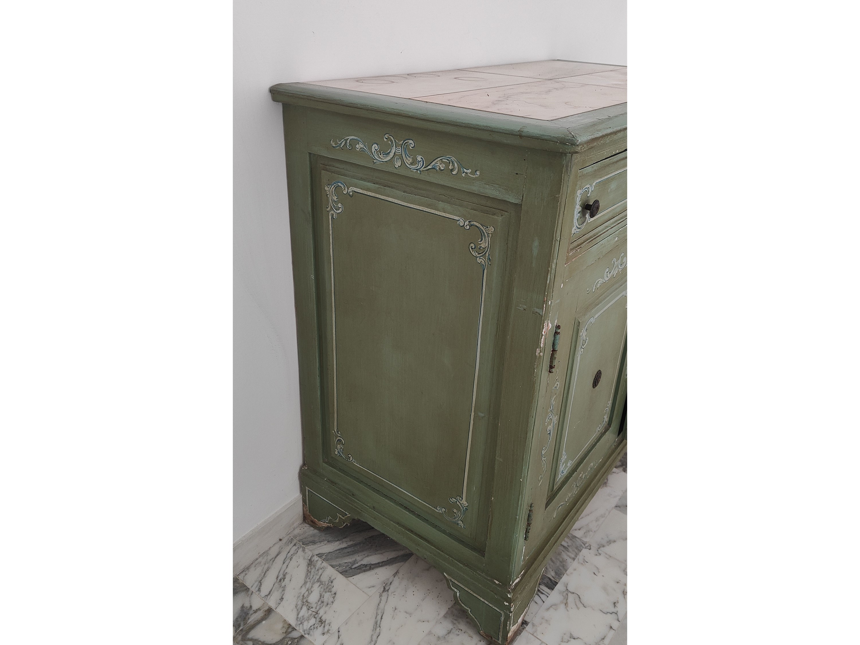 Piccola Credenza in Legno Laccato Verde Salvia