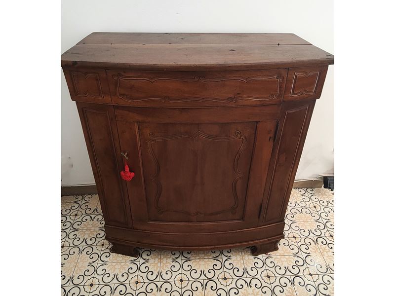 Credenzino in noce, XVIII secolo