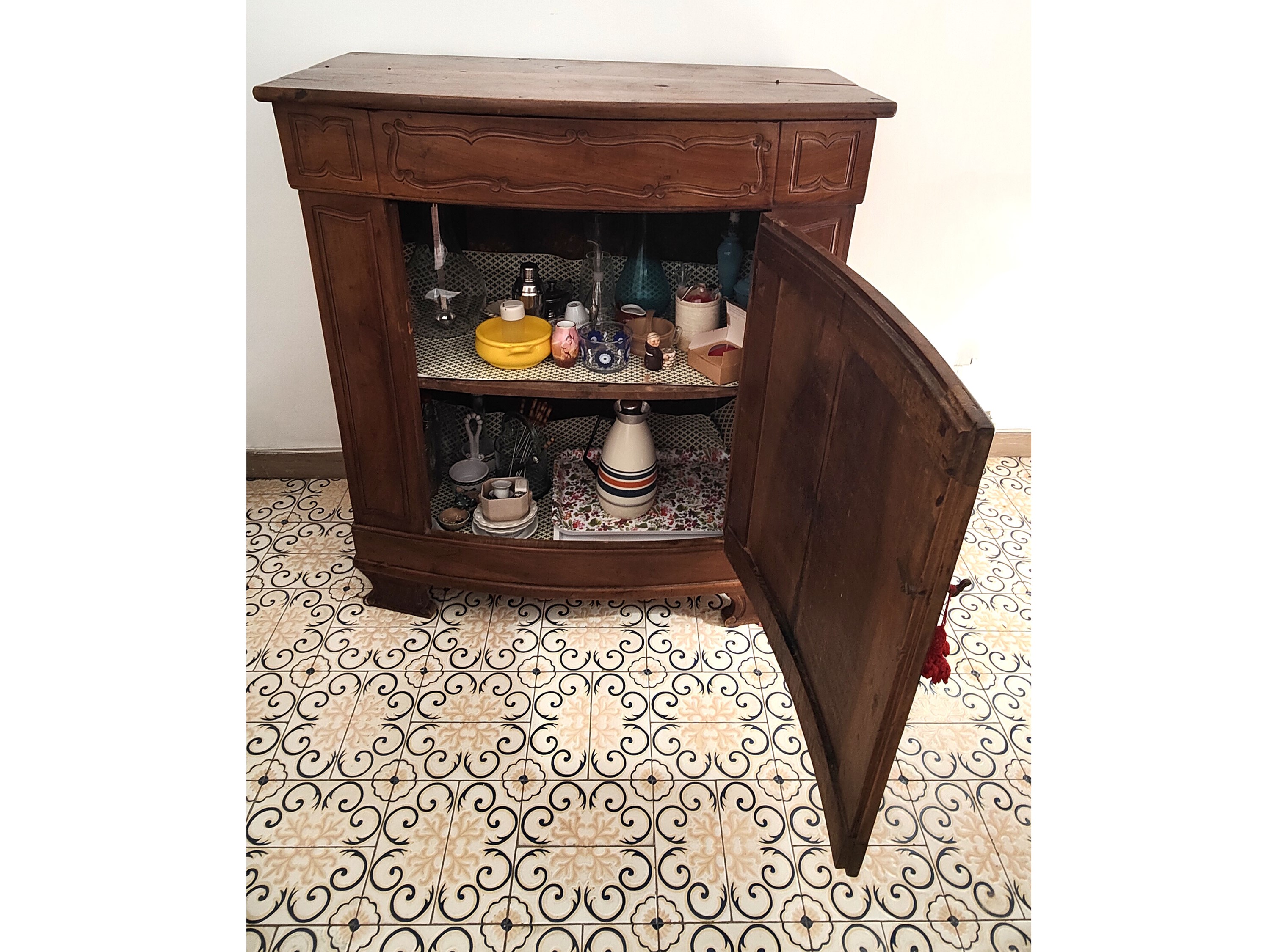 Credenzino in noce, XVIII secolo