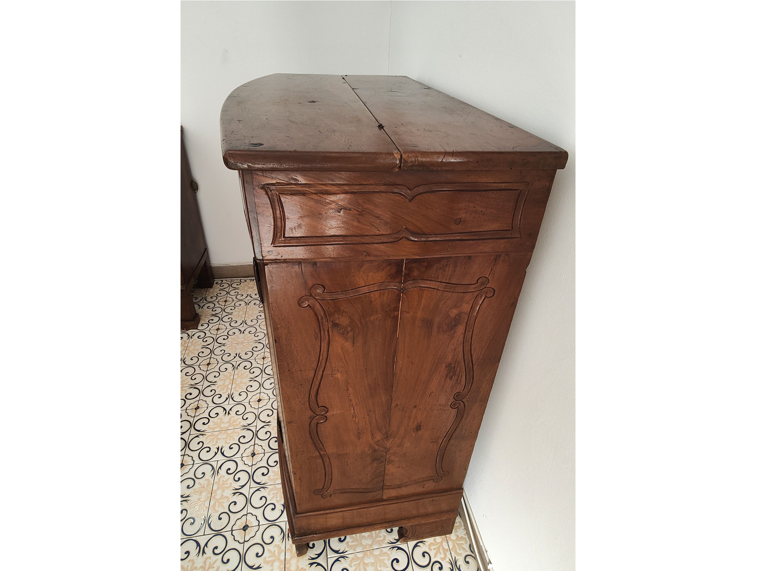 Credenzino in noce, XVIII secolo