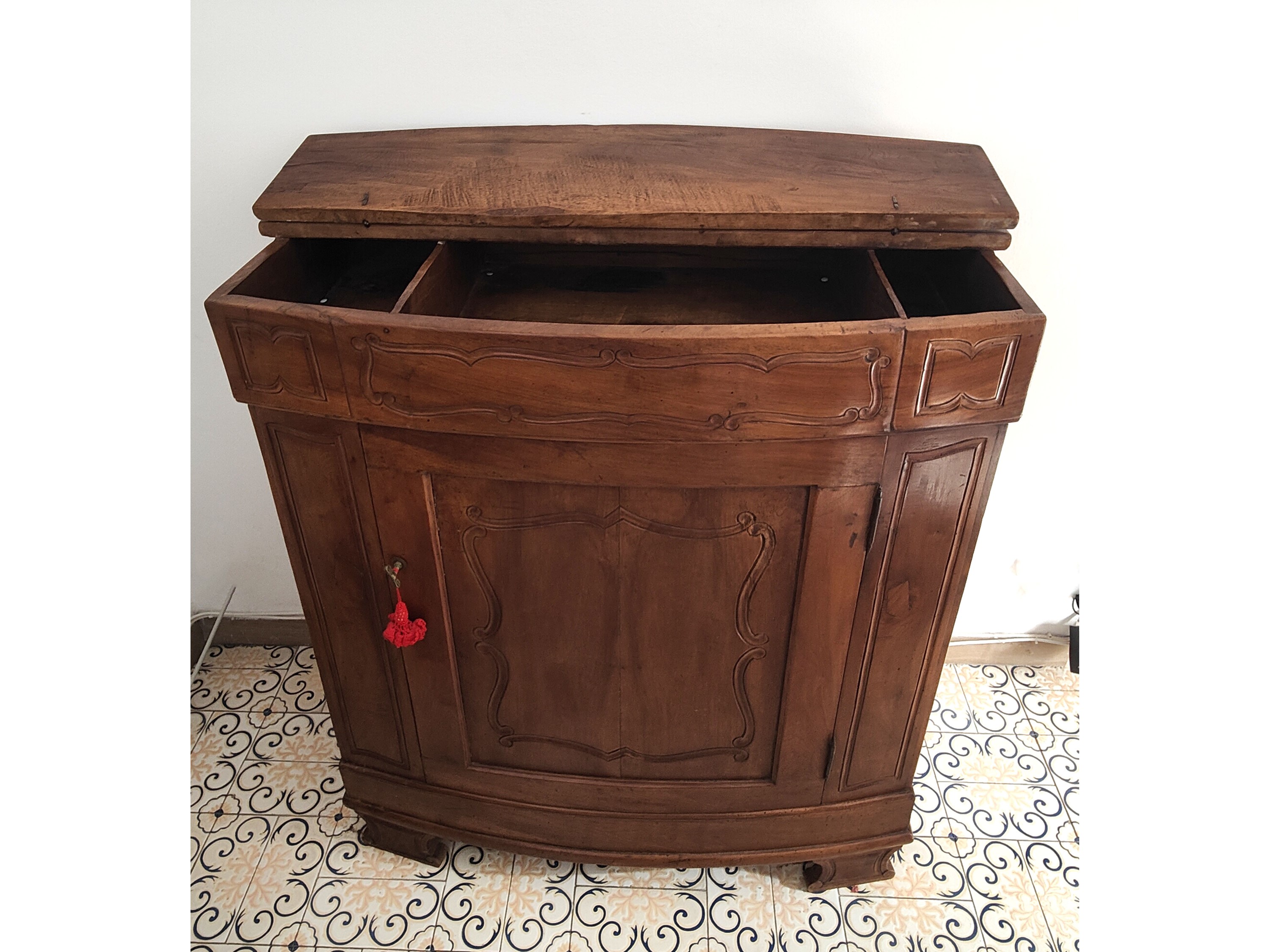 Credenzino in noce, XVIII secolo
