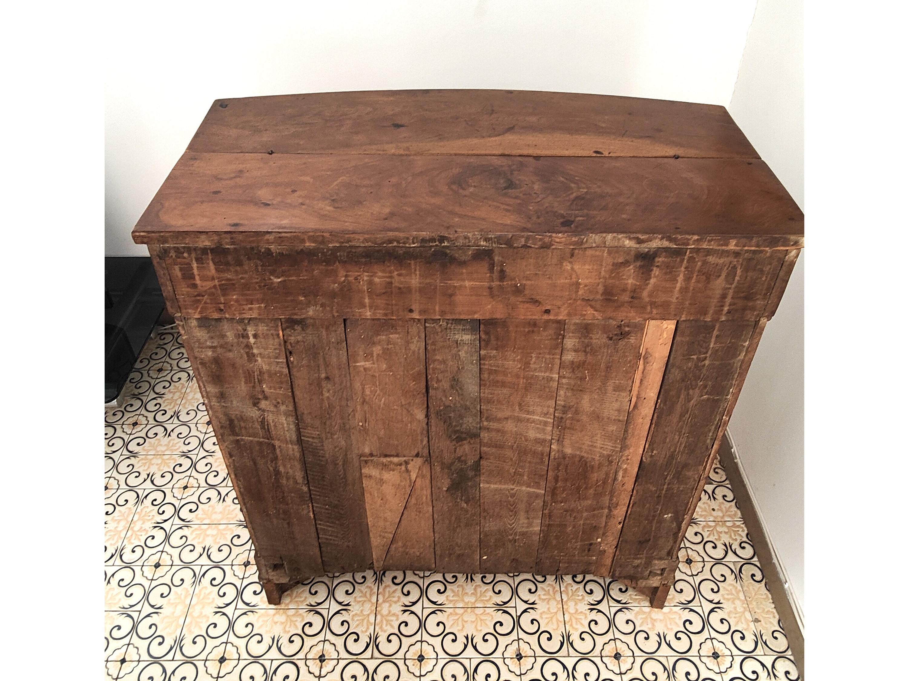 Credenzino in noce, XVIII secolo