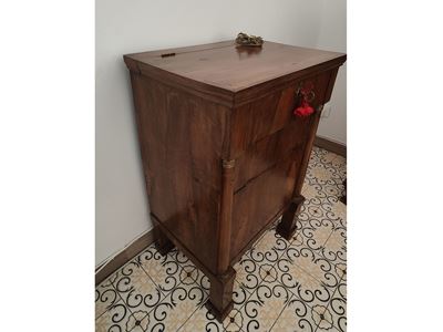 Comodino impiallacciato in piuma di noce, mobile bar