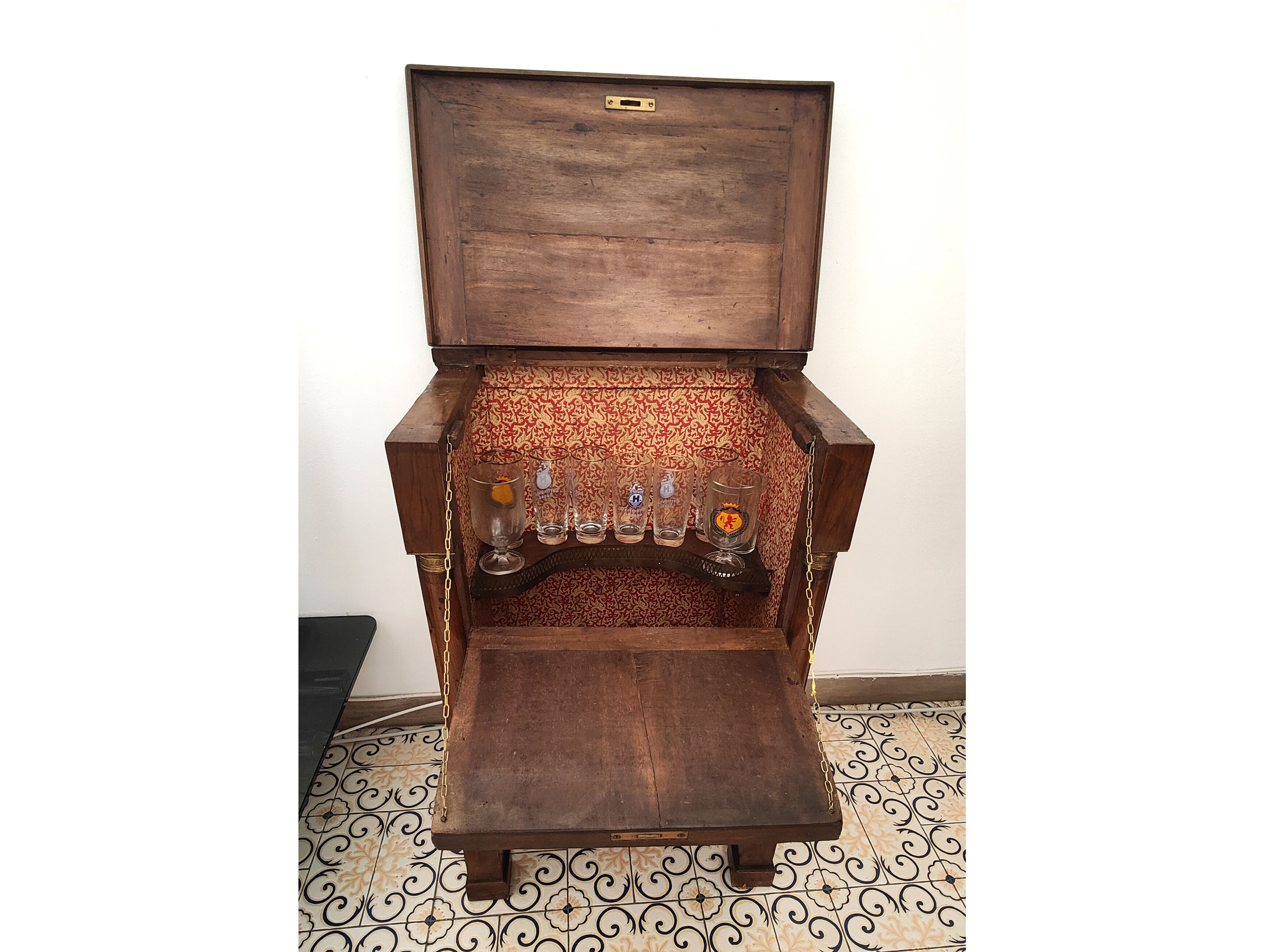 Comodino impiallacciato in piuma di noce, mobile bar